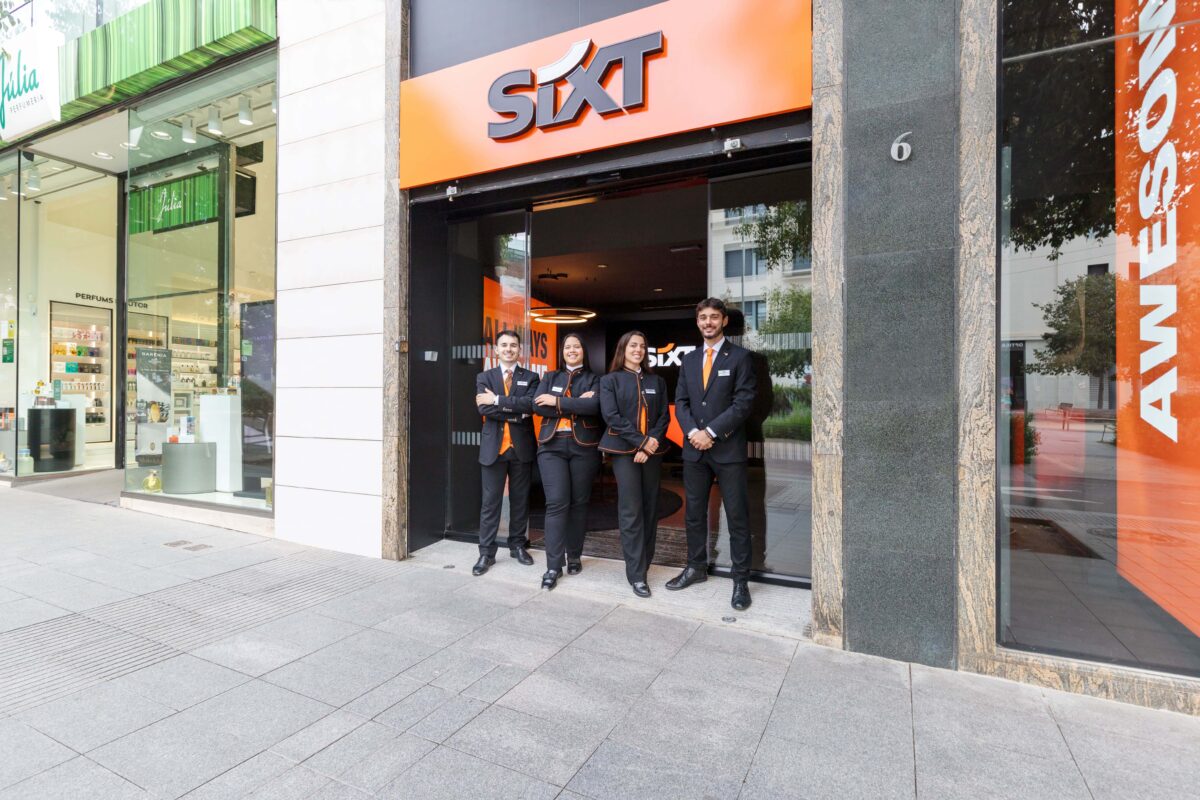 SIXT Barcelona Sabadell - equipo frente oficina
